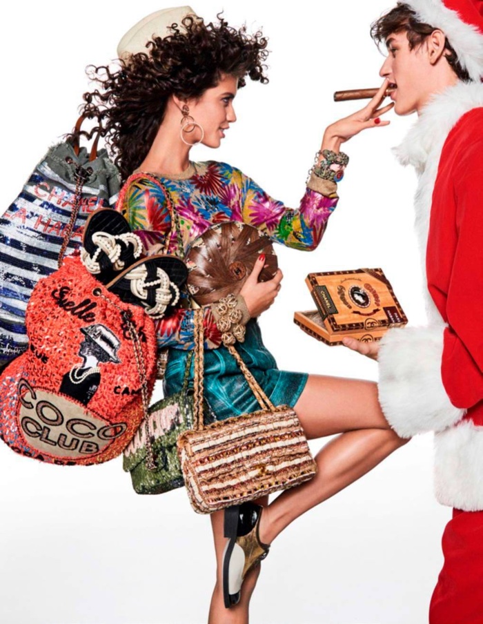 Ну, дед мороз, погоди: Сара Сампайо и Стелла Максвелл в хулиганской рождественской фотосессии Vogue
