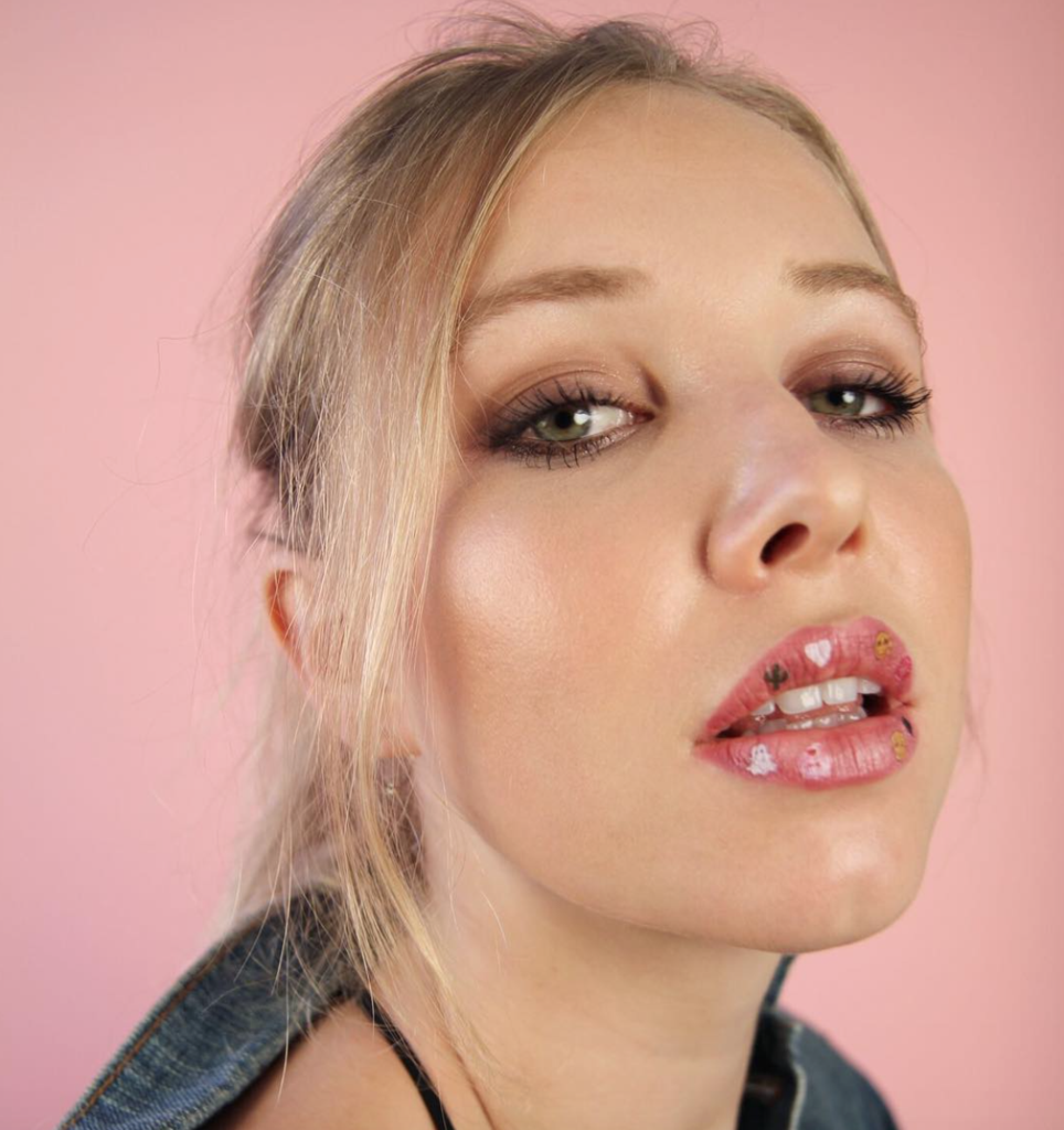 Крохотные татуировки для глаз и губ стали новым горячим трендом в макияже (ФОТО)