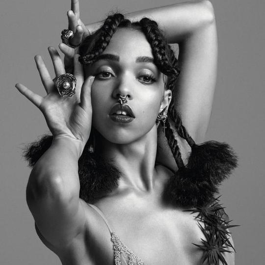 Невеста Роберта Паттинсона шокировала откровенной фотосессией