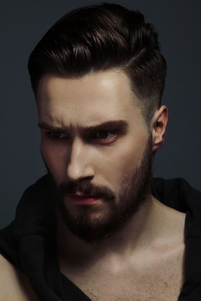 Мужской образ. Бритые виски. Длинные волосы теменной зоны. Гармония контраста