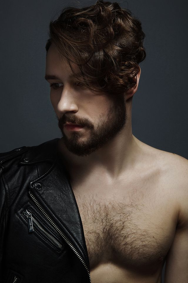 Мужской образ. Бритые виски. Длинные волосы теменной зоны. Гармония контраста