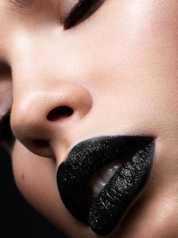 Привет из 90-х: Визажисты признали темные губы абсолютным трендом в макияже темные губы, макияж губ, макияж губ тренд, макияж губ фото, темные губы фото