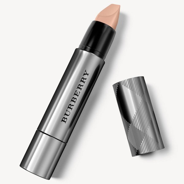 Burberry представил капсульную коллекцию макияжа прямо с подиума (ФОТО)