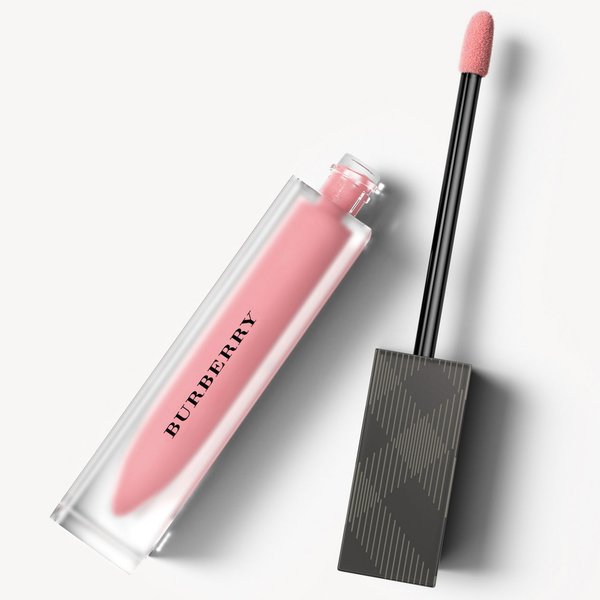 Burberry представил капсульную коллекцию макияжа прямо с подиума (ФОТО)