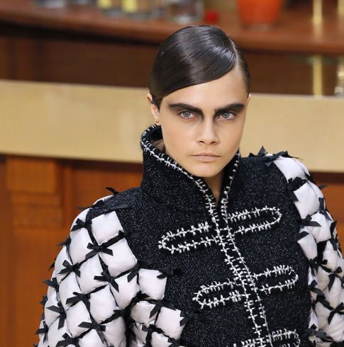 В стиле Chanel: Кара Делевинь и ее новый имидж