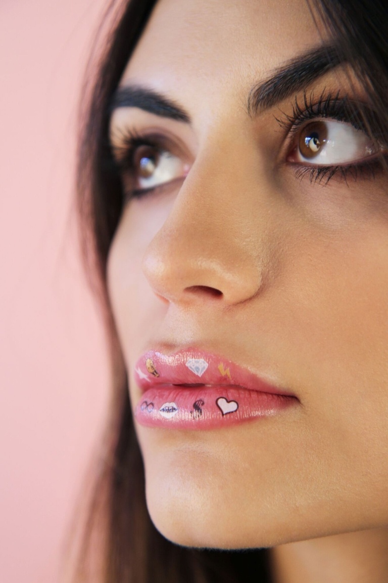 Крохотные татуировки для глаз и губ стали новым горячим трендом в макияже (ФОТО)