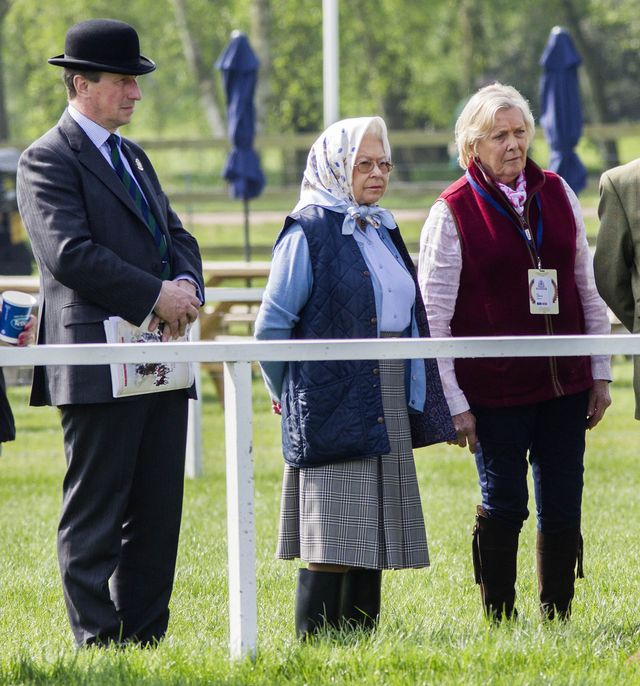 королева Елизавета умиляет простым нарядом в платочке фото 2016