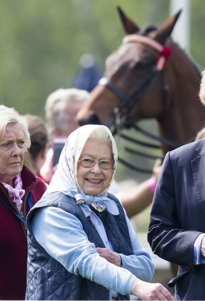 королева Елизавета умиляет простым нарядом в платочке фото 2016