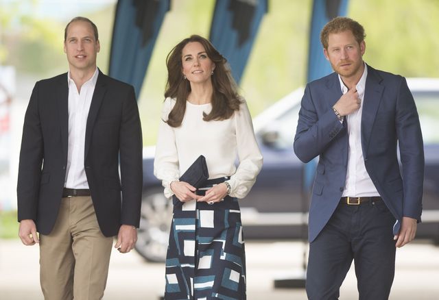 Образ дня: элегантная Кейт Миддлтон в лодочках попробовала себя в боксе (ФОТО)