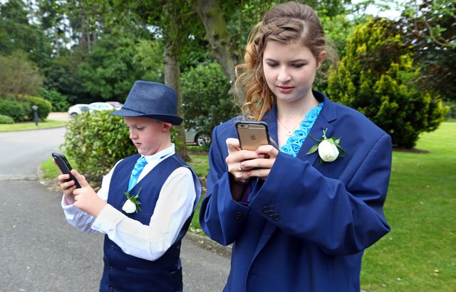 Коварные покемоны: герои Pokémon Go пробрались на свадьбу англичан фото