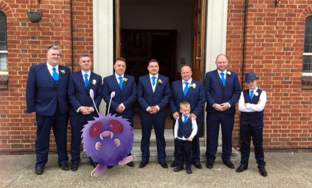 Коварные покемоны: герои Pokémon Go пробрались на свадьбу англичан фото