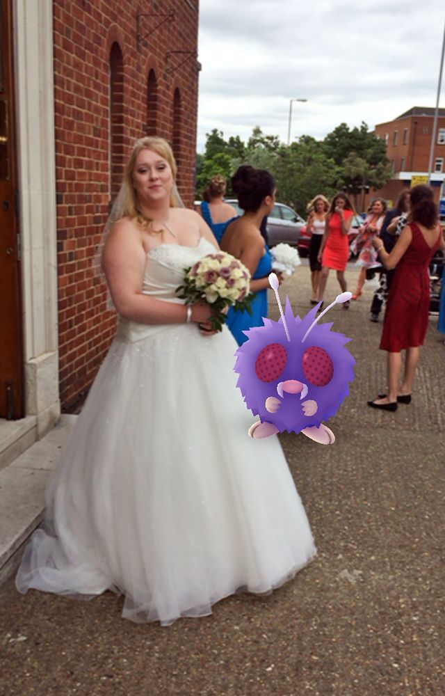 Коварные покемоны: герои Pokémon Go пробрались на свадьбу англичан фото