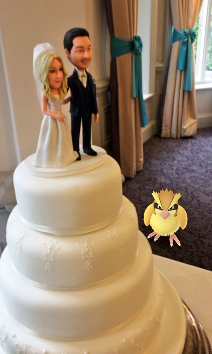 Коварные покемоны: герои Pokémon Go пробрались на свадьбу англичан фото