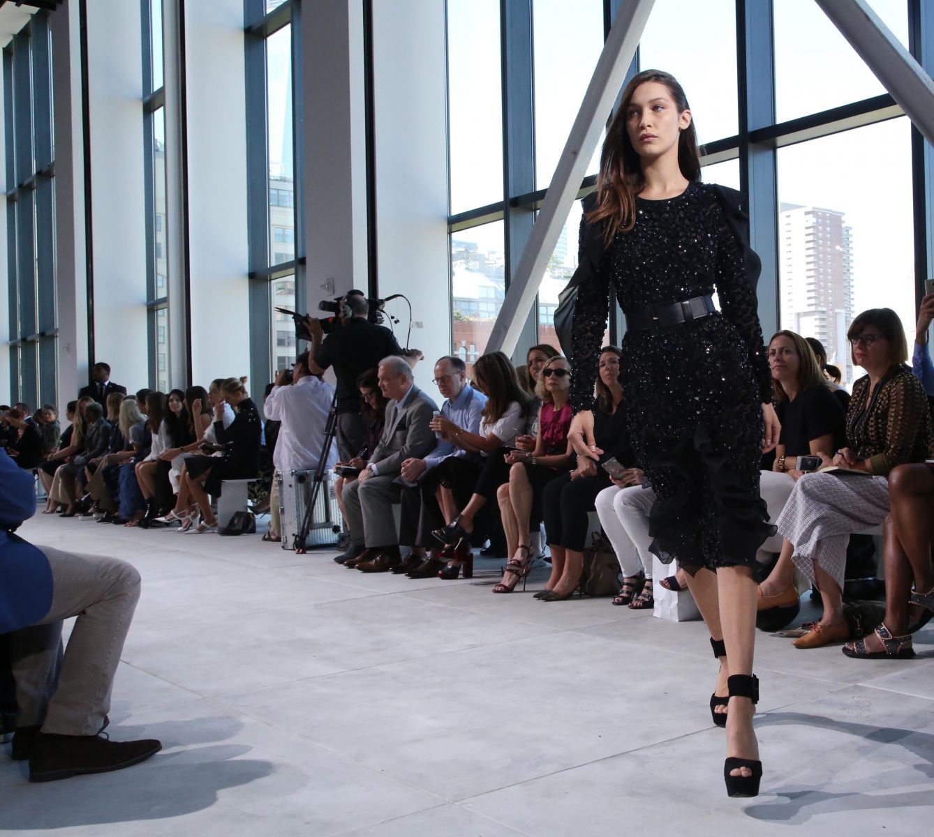 Белла Хадид упала на подиуме во время показа Michael Kors (ФОТО)