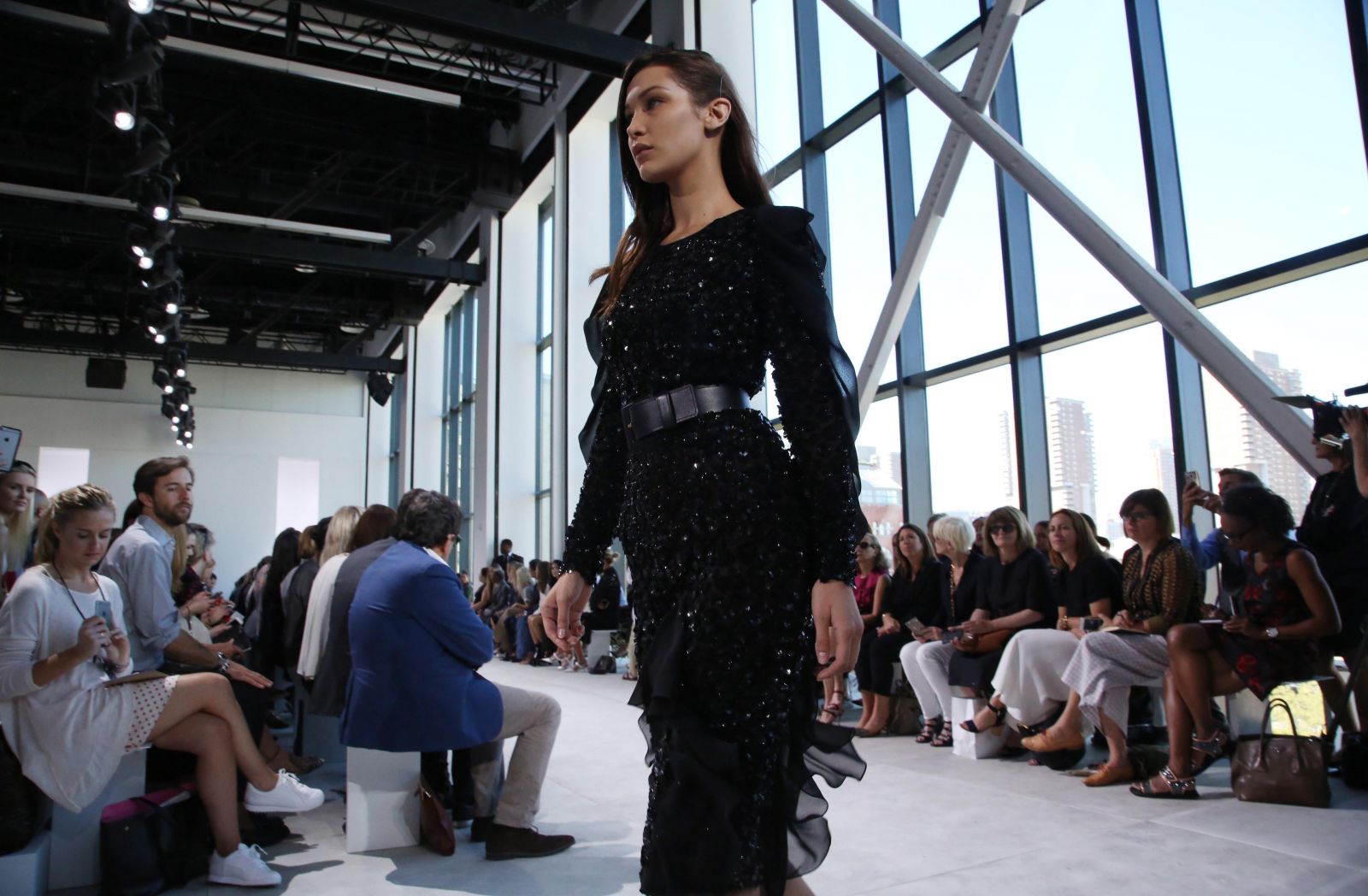 Белла Хадид упала на подиуме во время показа Michael Kors (ФОТО)