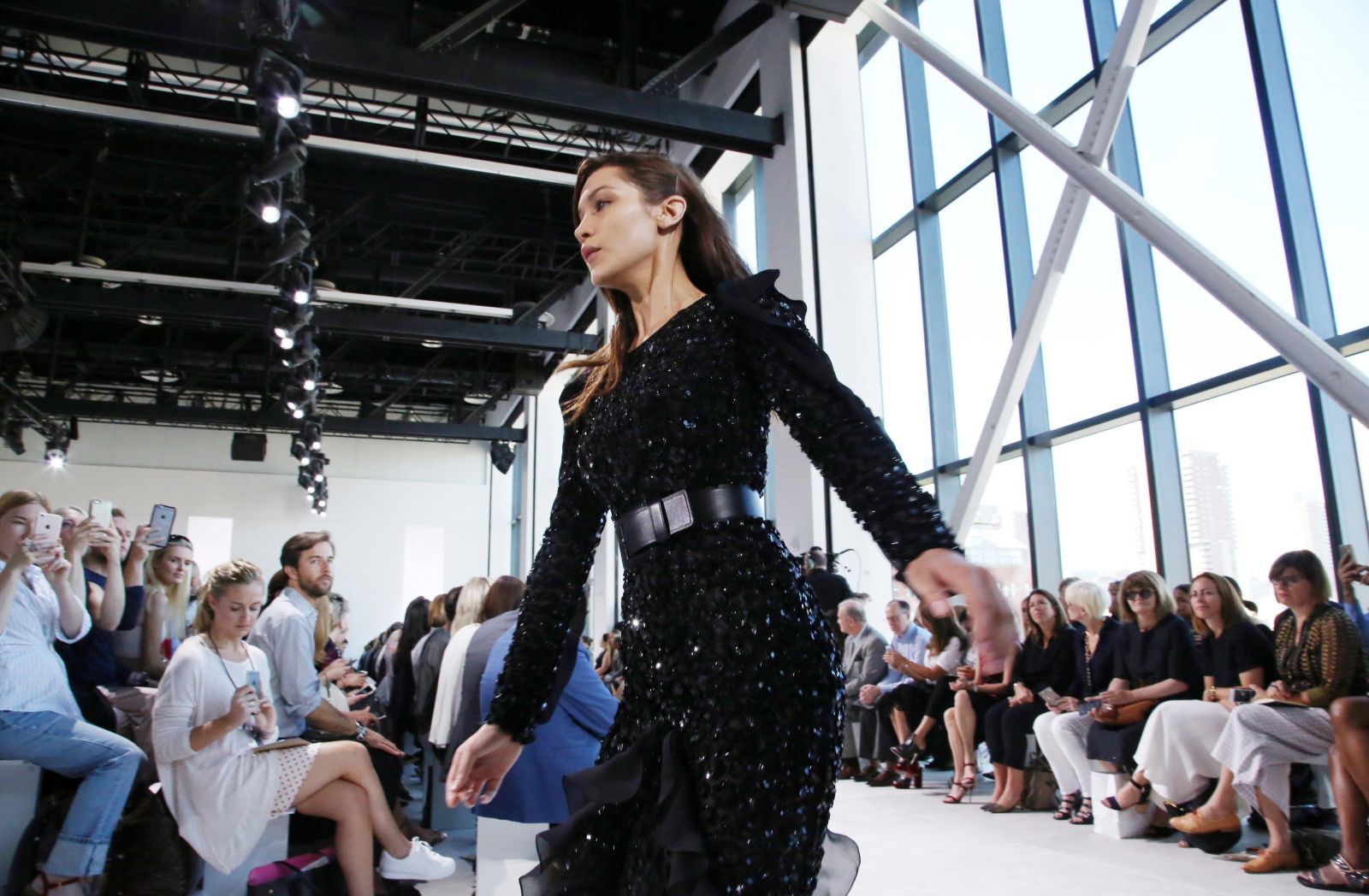 Белла Хадид упала на подиуме во время показа Michael Kors (ФОТО)