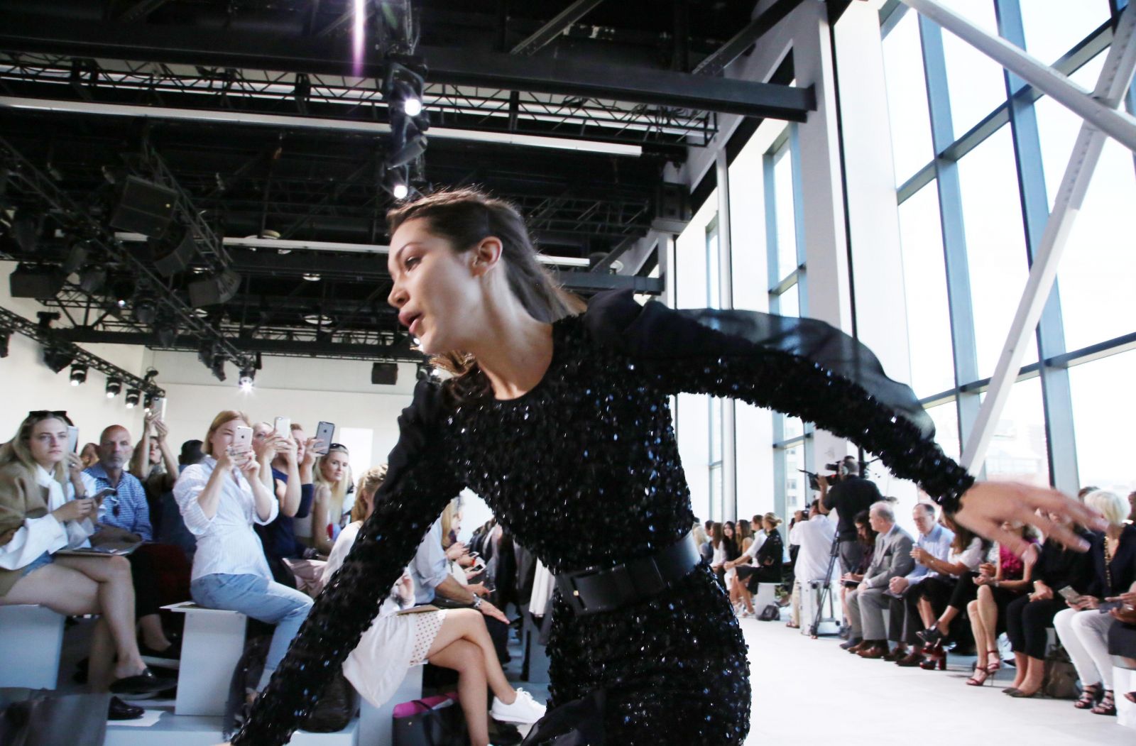 Белла Хадид упала на подиуме во время показа Michael Kors (ФОТО)