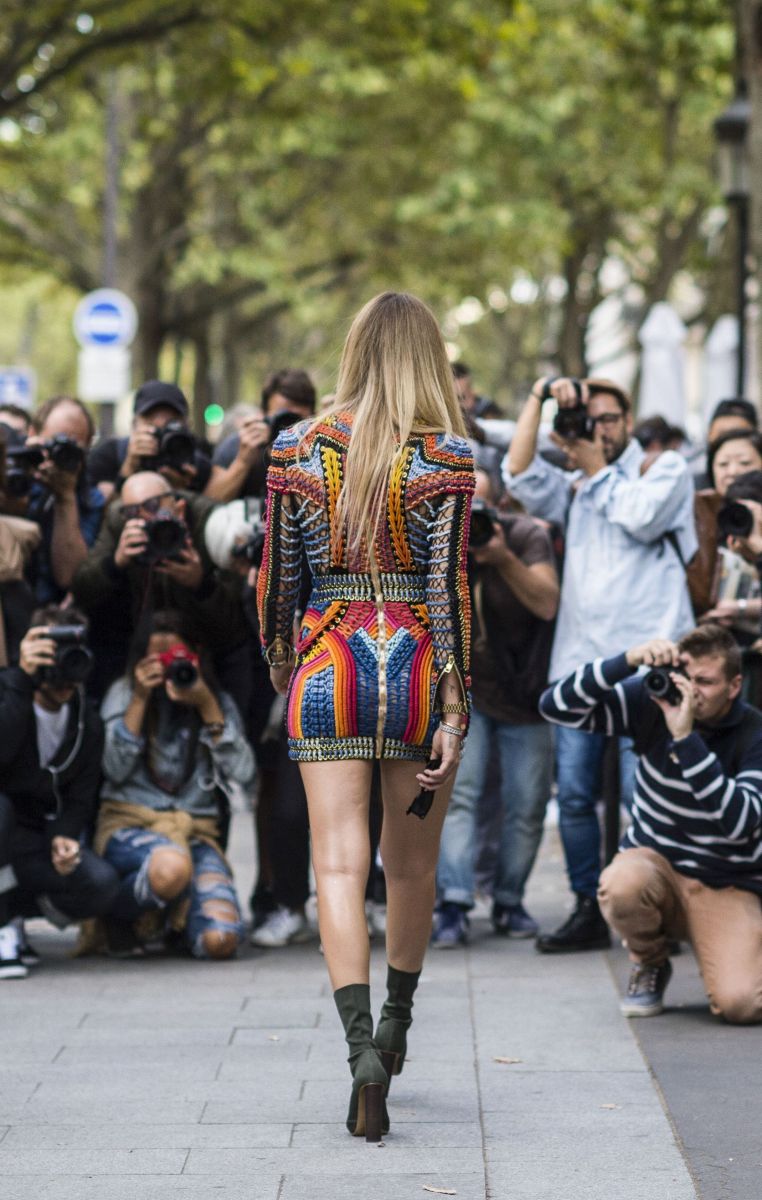 Что носят модницы на неделе моды: изысканный шик на улицах Парижа (ФОТО)