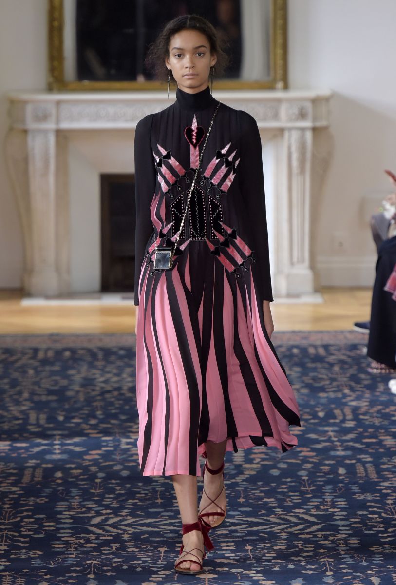 Valentino представил игривую и кокетливую коллекцию на неделе моды в Париже (ФОТО)