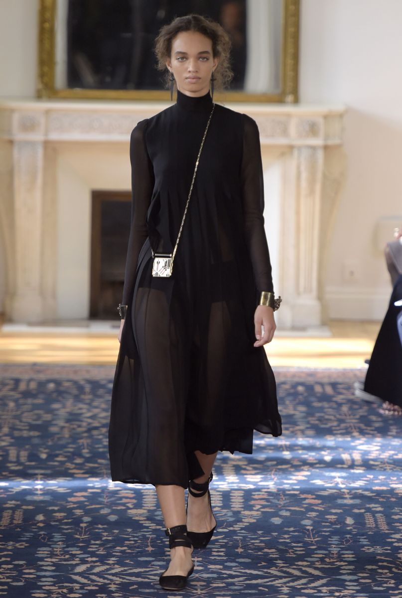 Valentino представил игривую и кокетливую коллекцию на неделе моды в Париже (ФОТО)