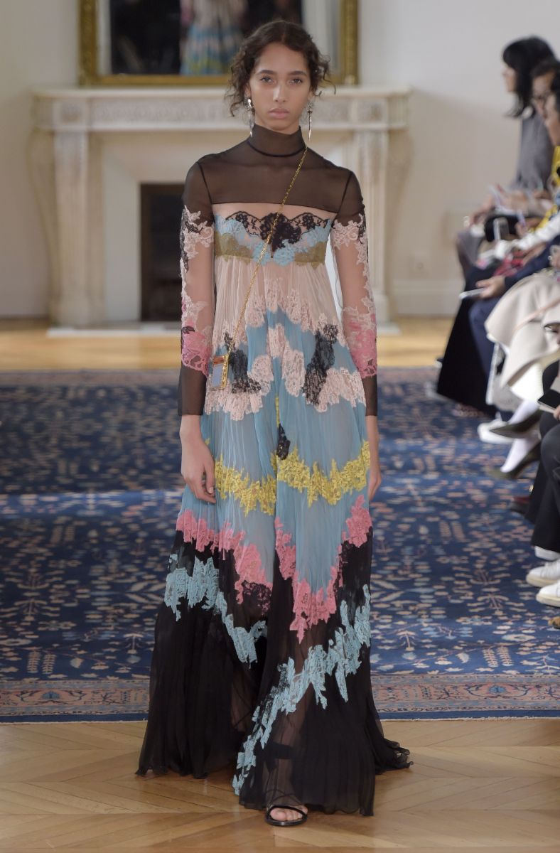 Valentino представил игривую и кокетливую коллекцию на неделе моды в Париже (ФОТО)