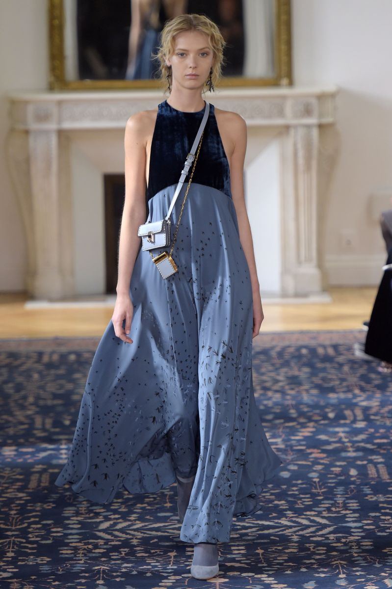 Valentino представил игривую и кокетливую коллекцию на неделе моды в Париже (ФОТО)