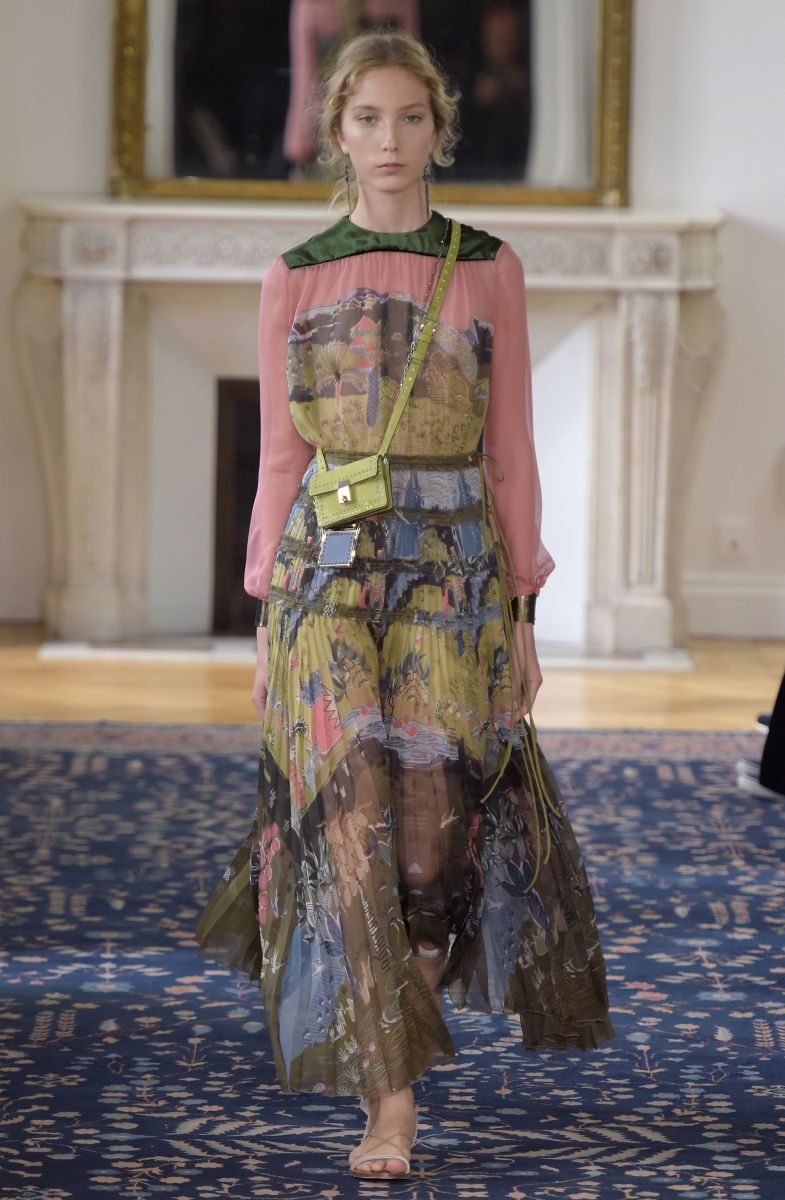 Valentino представил игривую и кокетливую коллекцию на неделе моды в Париже (ФОТО)