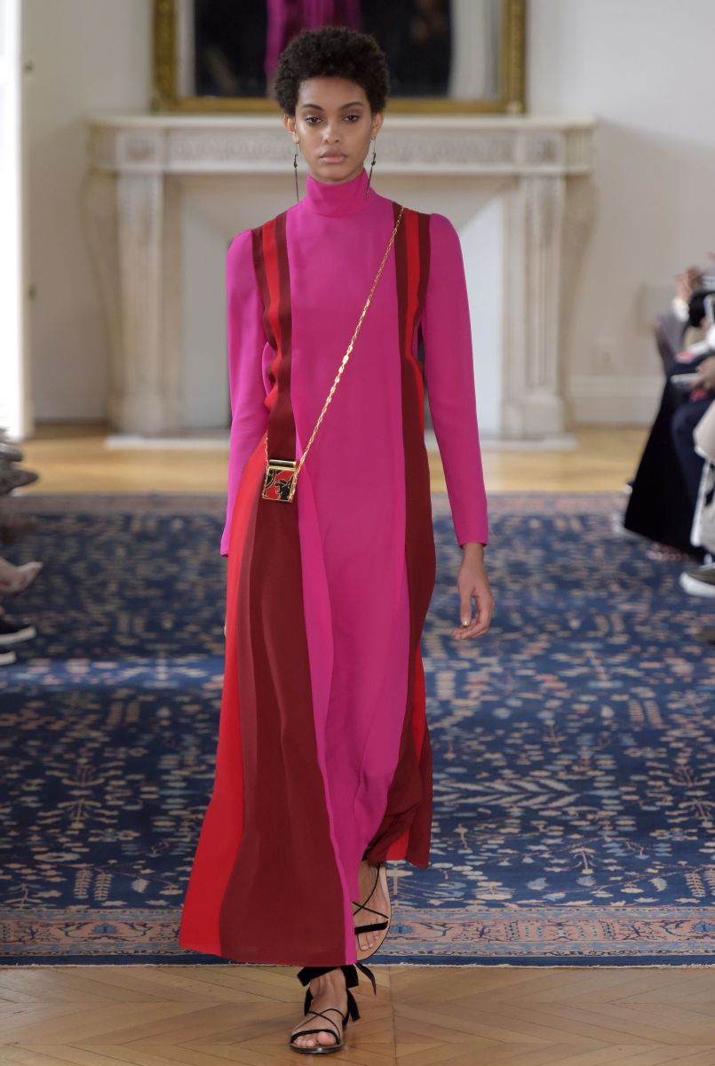 Valentino представил игривую и кокетливую коллекцию на неделе моды в Париже (ФОТО)