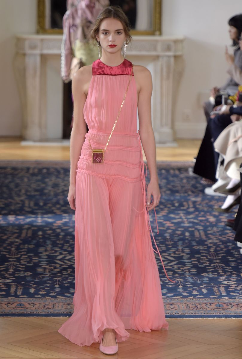 Valentino представил игривую и кокетливую коллекцию на неделе моды в Париже (ФОТО)