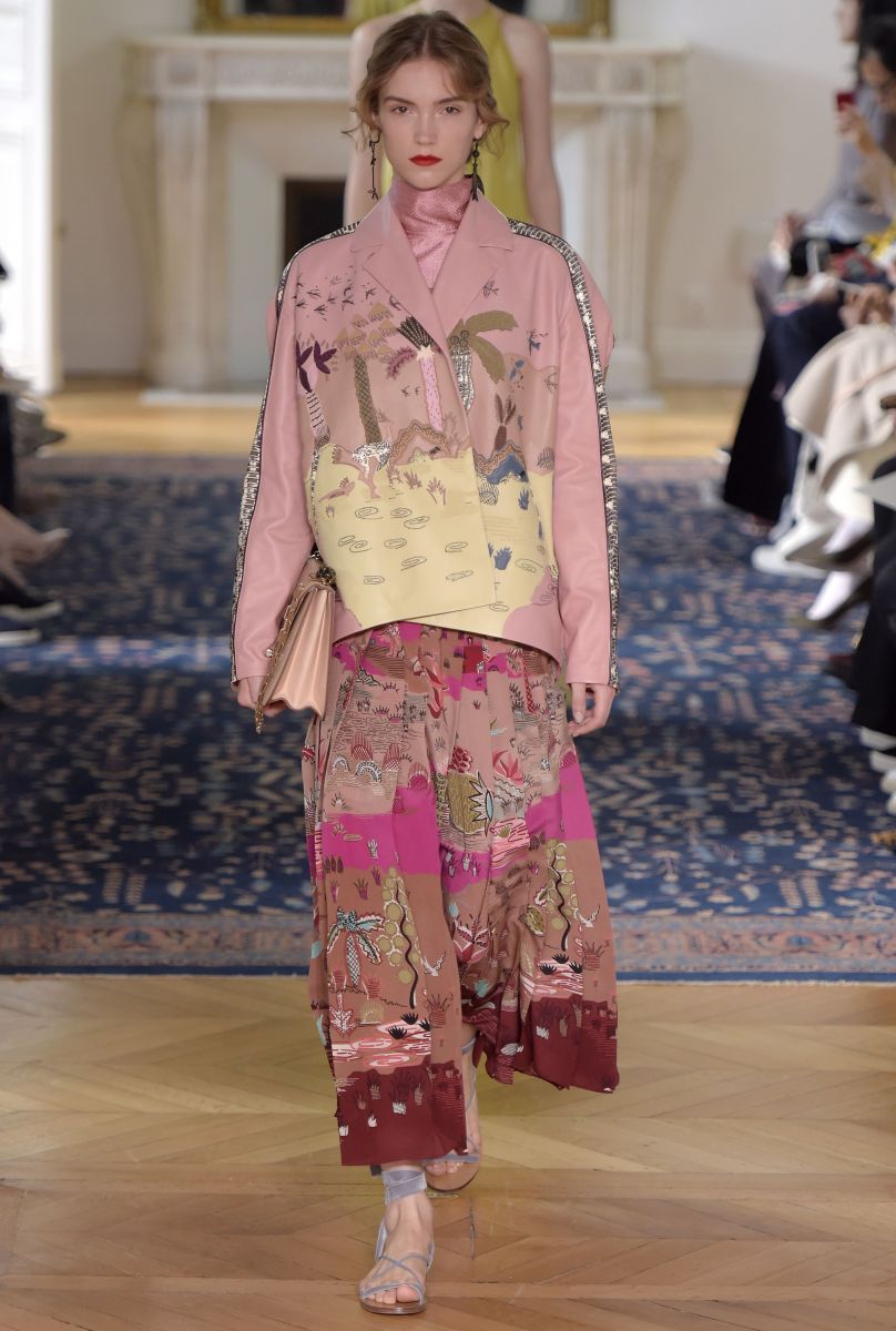 Valentino представил игривую и кокетливую коллекцию на неделе моды в Париже (ФОТО)