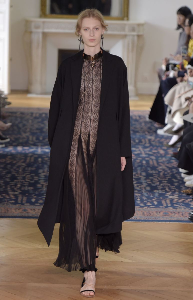 Valentino представил игривую и кокетливую коллекцию на неделе моды в Париже (ФОТО)