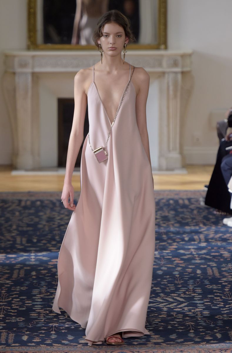 Valentino представил игривую и кокетливую коллекцию на неделе моды в Париже (ФОТО)