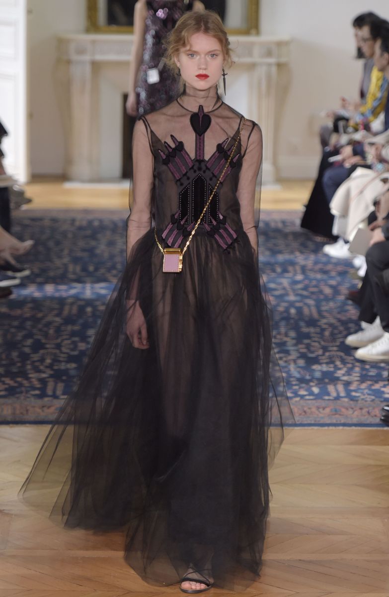 Valentino представил игривую и кокетливую коллекцию на неделе моды в Париже (ФОТО)