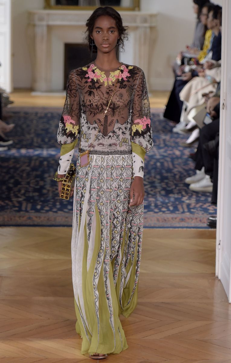 Valentino представил игривую и кокетливую коллекцию на неделе моды в Париже (ФОТО)