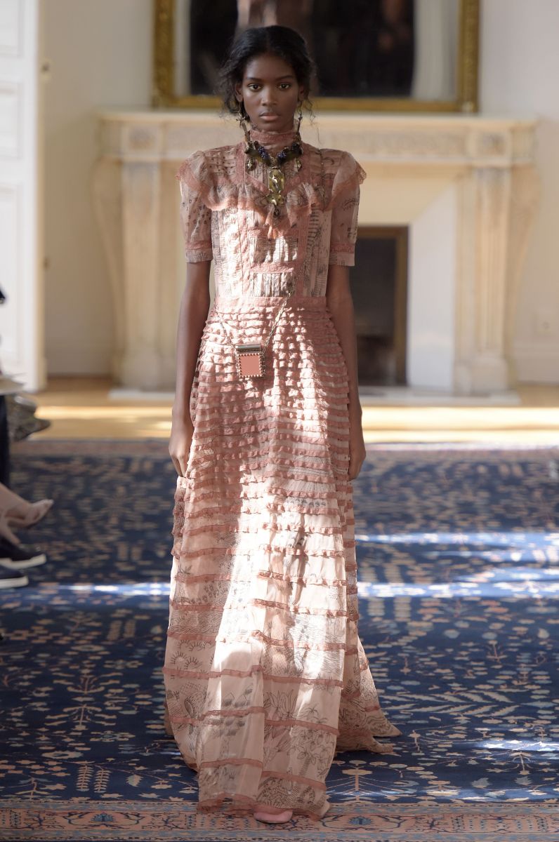 Valentino представил игривую и кокетливую коллекцию на неделе моды в Париже (ФОТО)