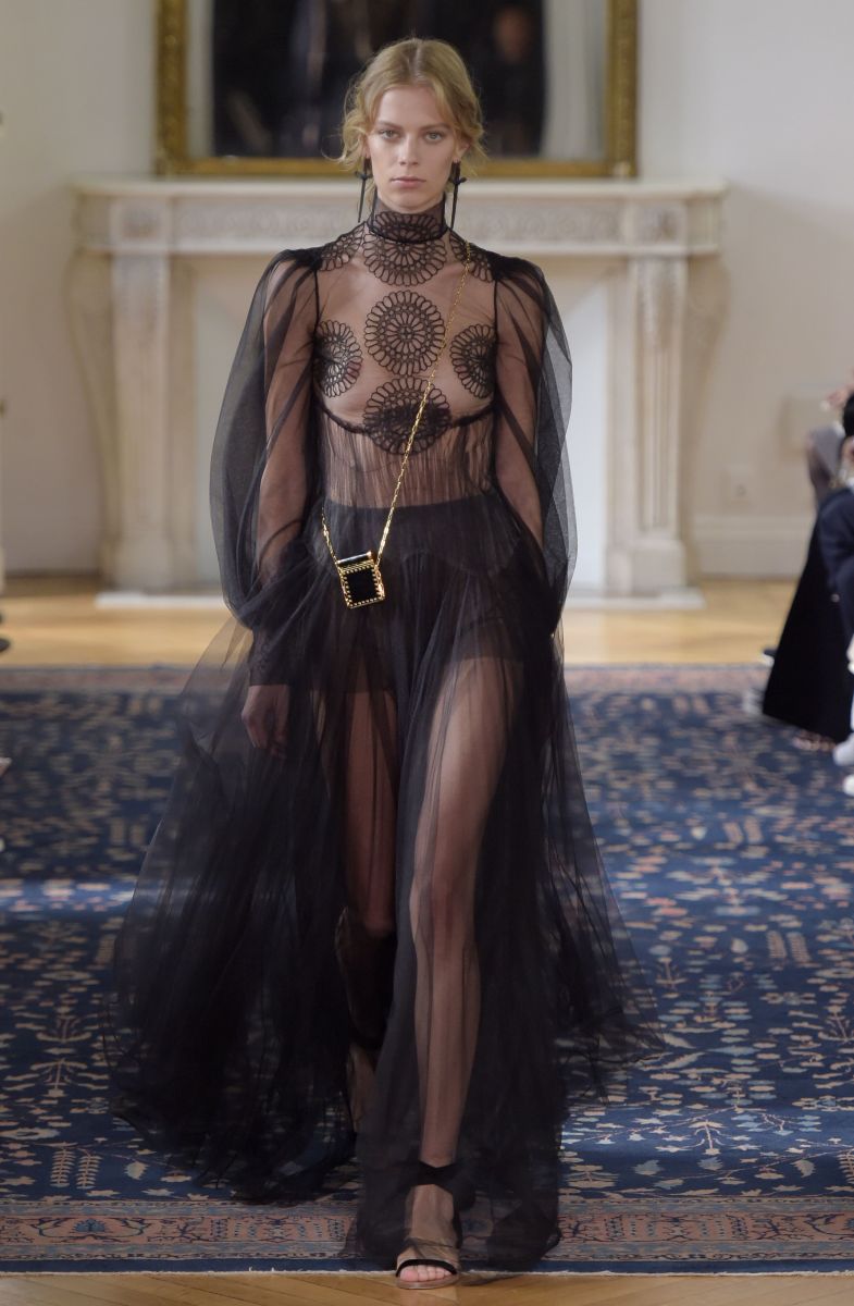 Valentino представил игривую и кокетливую коллекцию на неделе моды в Париже (ФОТО)