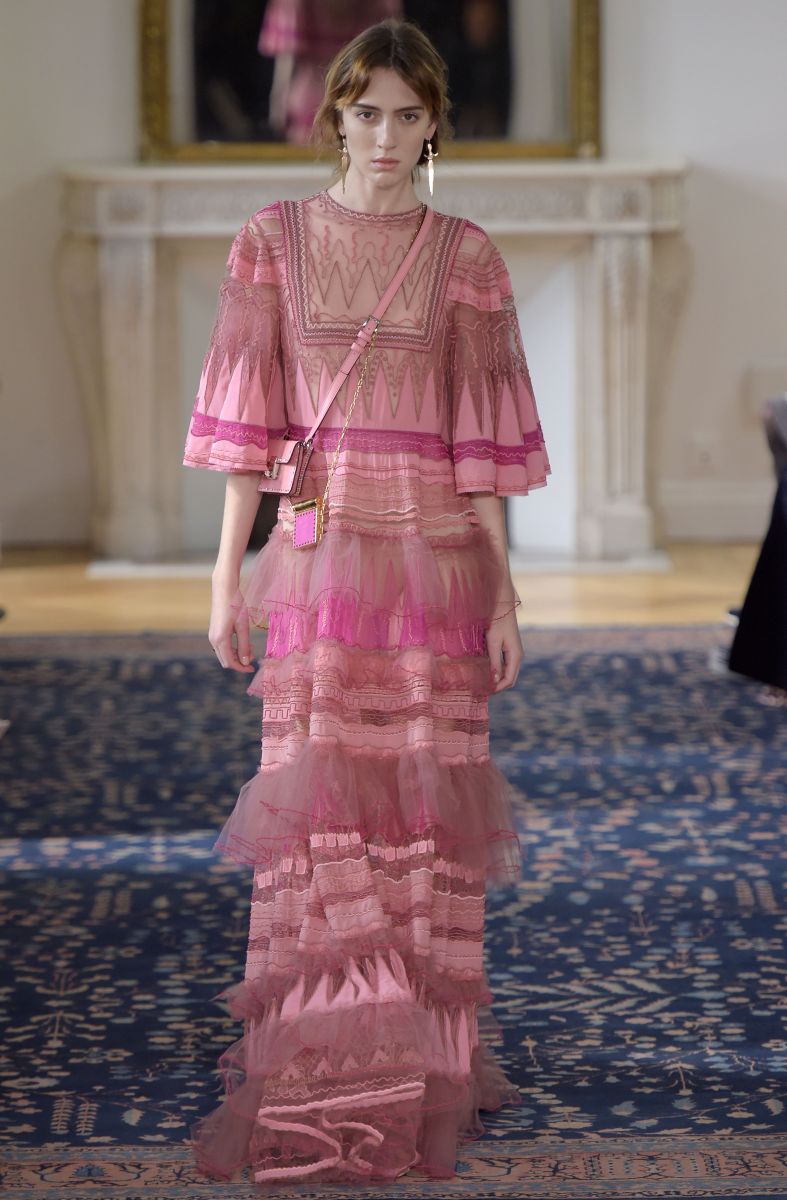 Valentino представил игривую и кокетливую коллекцию на неделе моды в Париже (ФОТО)