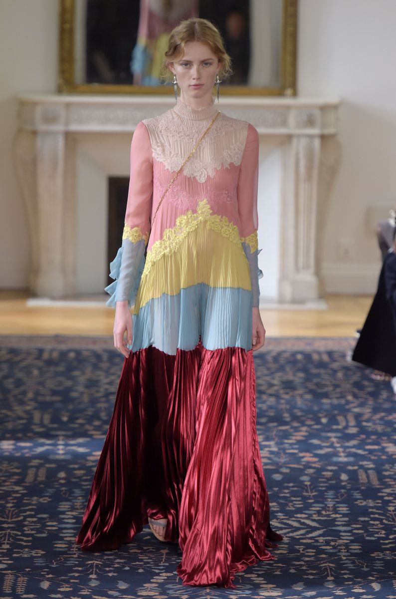 Valentino представил игривую и кокетливую коллекцию на неделе моды в Париже (ФОТО)