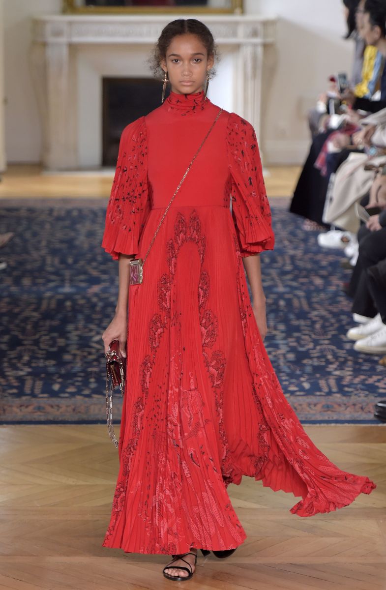 Valentino представил игривую и кокетливую коллекцию на неделе моды в Париже (ФОТО)
