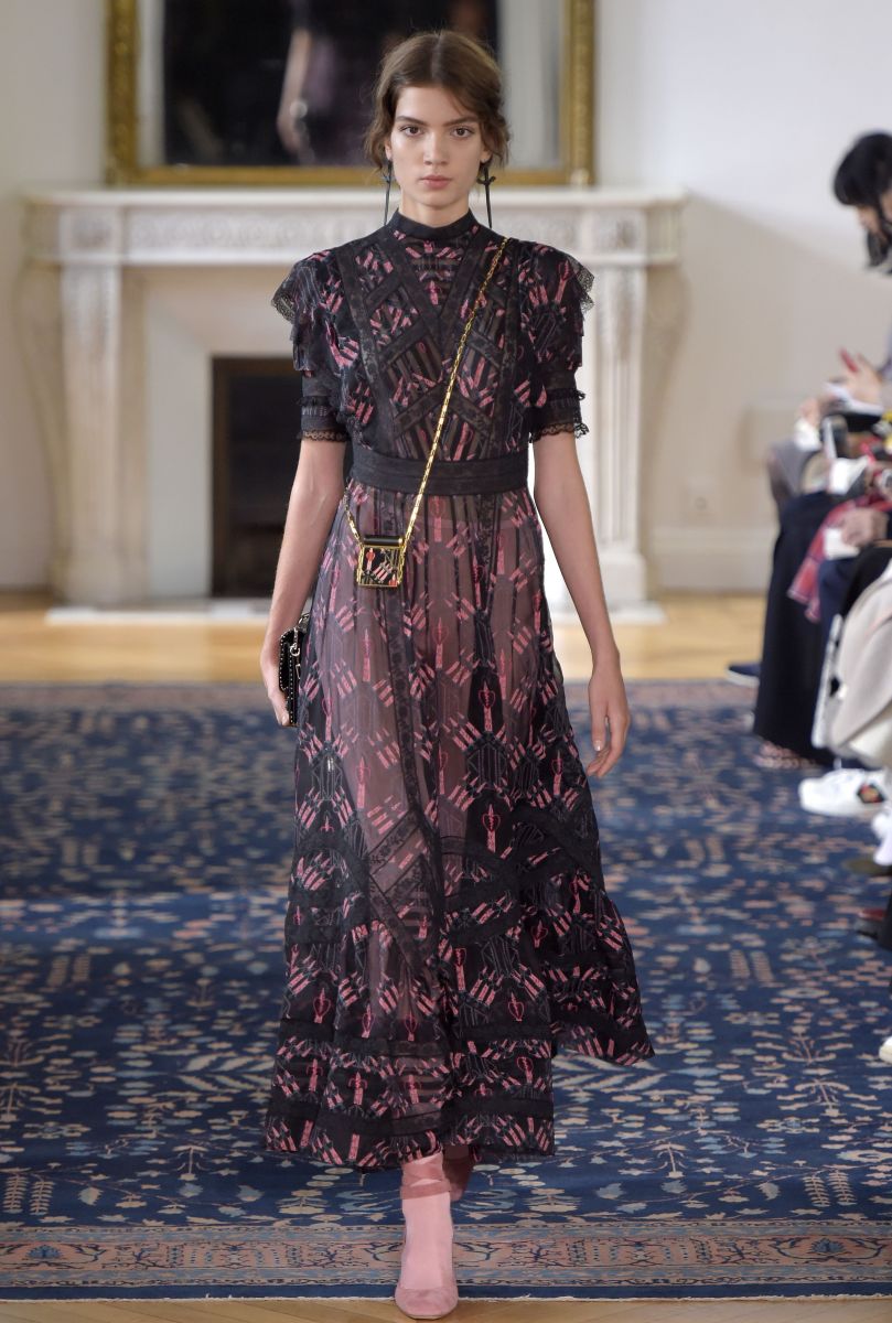 Valentino представил игривую и кокетливую коллекцию на неделе моды в Париже (ФОТО)