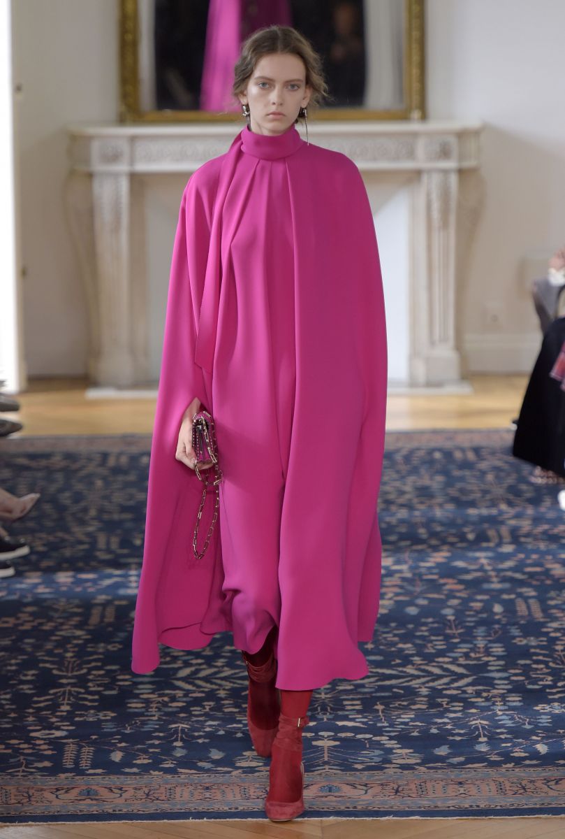 Valentino представил игривую и кокетливую коллекцию на неделе моды в Париже (ФОТО)