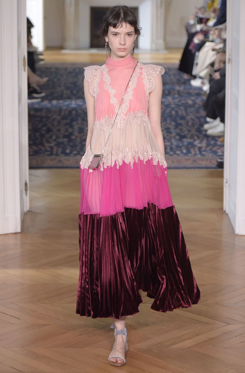 Valentino представил игривую и кокетливую коллекцию на неделе моды в Париже (ФОТО)