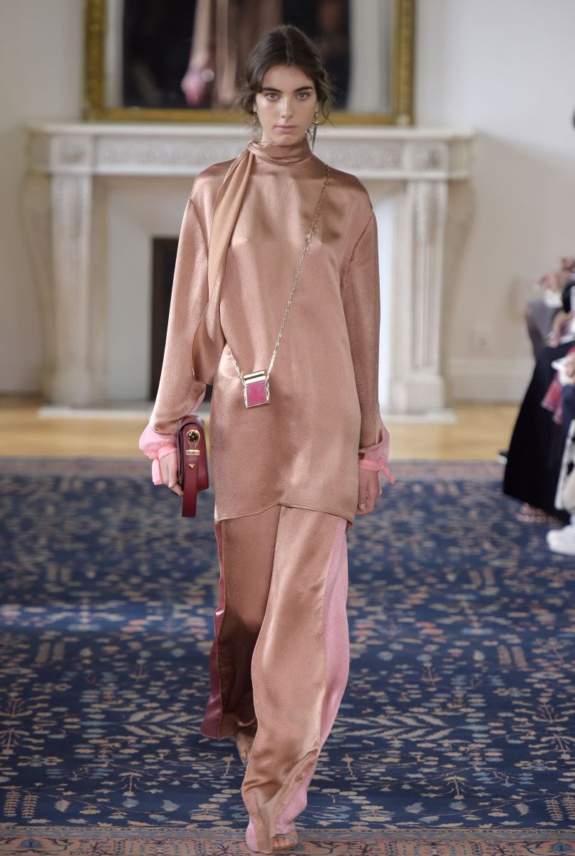 Valentino представил игривую и кокетливую коллекцию на неделе моды в Париже (ФОТО)