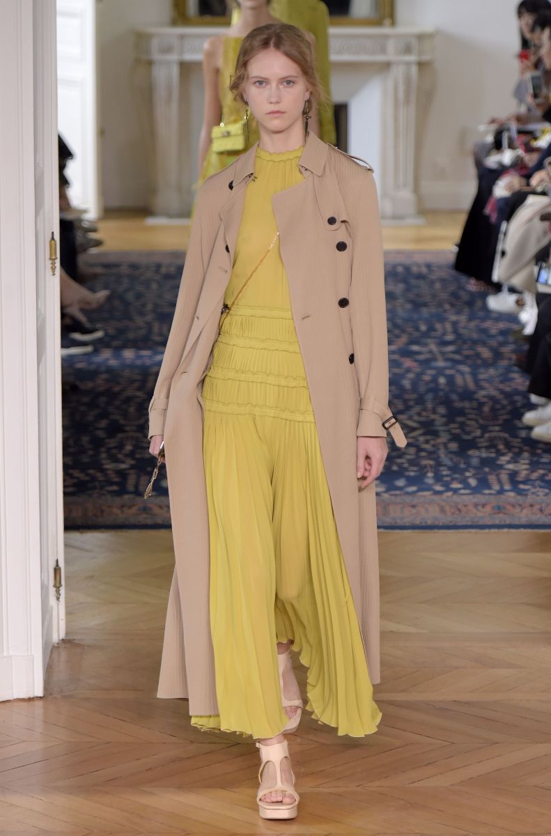 Valentino представил игривую и кокетливую коллекцию на неделе моды в Париже (ФОТО)