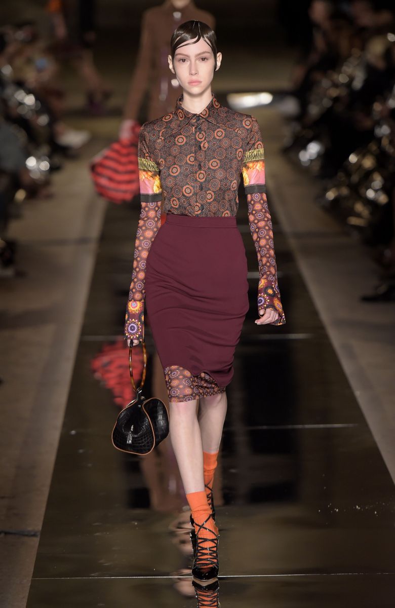 Ким Кардашьян в неглиже и Кендалл Дженнер с короткой стрижкой на показе Givenchy (ФОТО)