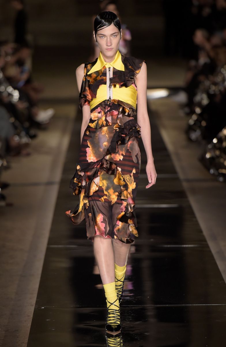 Ким Кардашьян в неглиже и Кендалл Дженнер с короткой стрижкой на показе Givenchy (ФОТО)