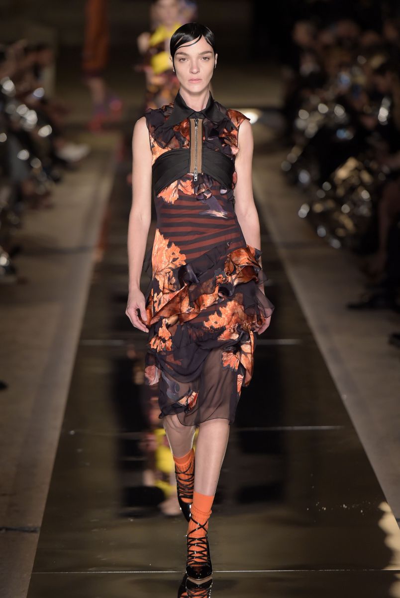 Ким Кардашьян в неглиже и Кендалл Дженнер с короткой стрижкой на показе Givenchy (ФОТО)