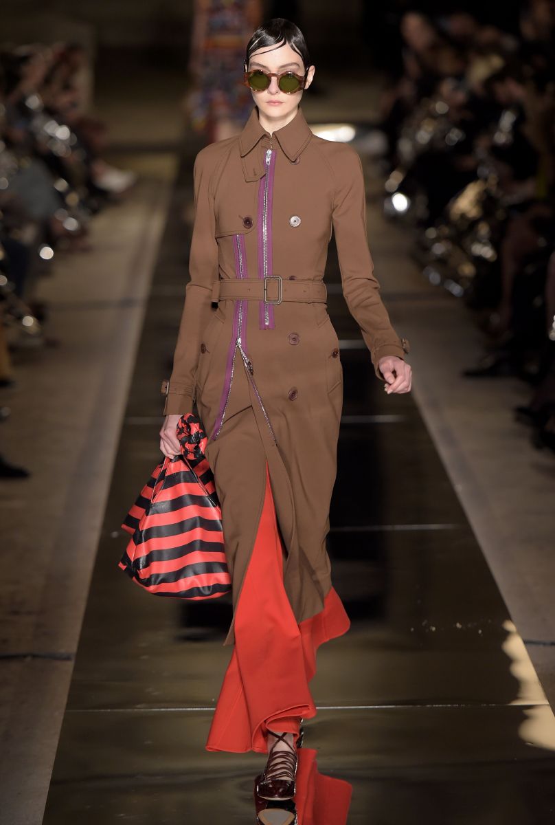 Ким Кардашьян в неглиже и Кендалл Дженнер с короткой стрижкой на показе Givenchy (ФОТО)