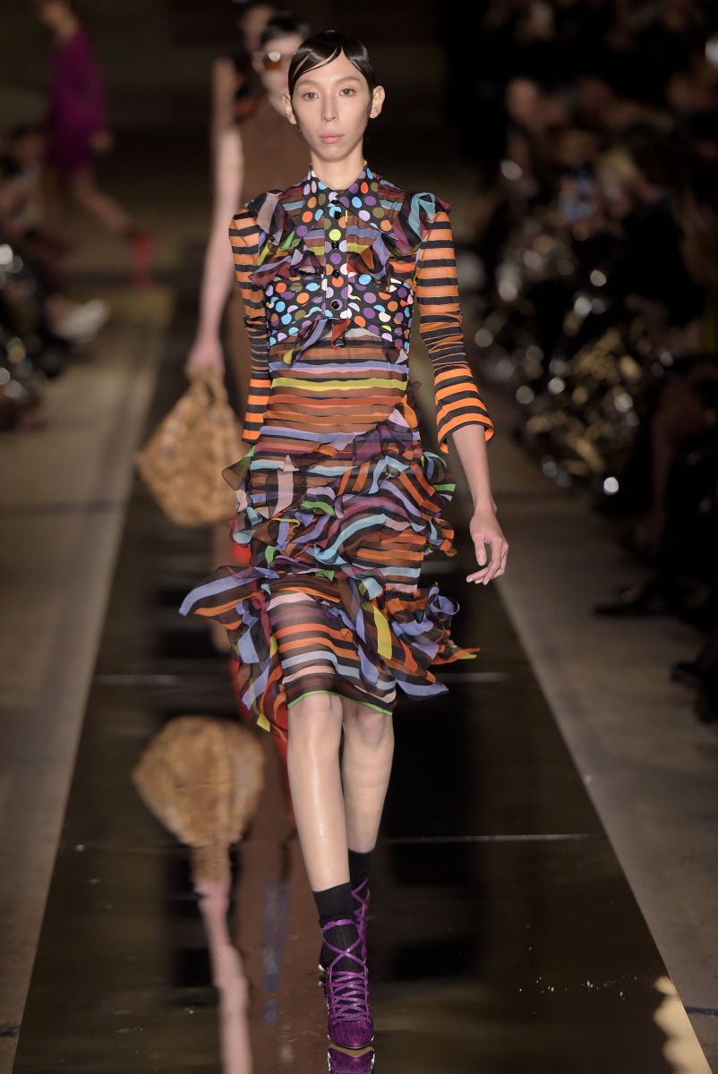 Ким Кардашьян в неглиже и Кендалл Дженнер с короткой стрижкой на показе Givenchy (ФОТО)