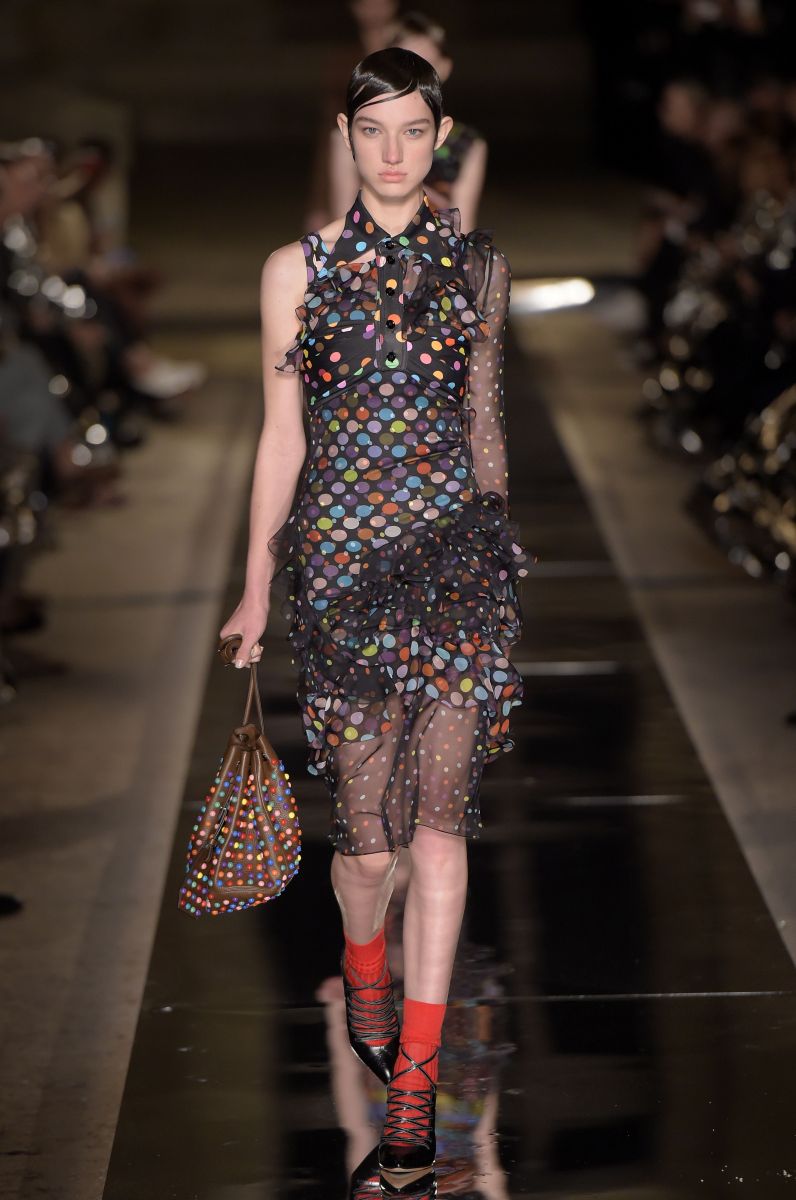 Ким Кардашьян в неглиже и Кендалл Дженнер с короткой стрижкой на показе Givenchy (ФОТО)